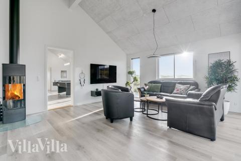 Sofaen i luksushus 486 i Vestjylland indbyder til brætspil eller at se en film sammen.