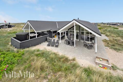 I Vestjylland ligger dette fine poolhus nr. 486 med plads til 20 personer.