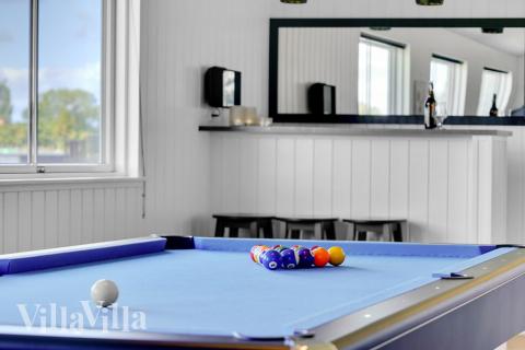 Luksushus 490 til 18 personer byder på et stort aktivitetsrum med bl.a. billard og dart