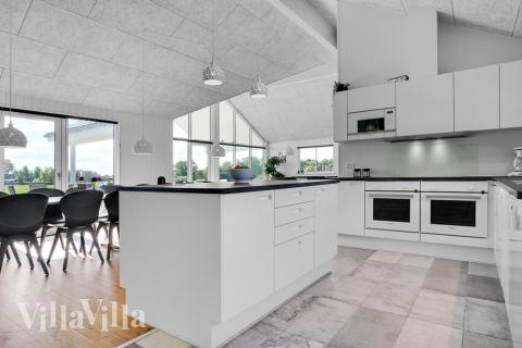 Køkkenet i luksushus nr. 490 er udstyrret, så I let kan lave mad til 18 personer.