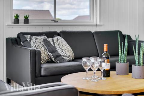 Sofaen i luksushus 490 i Lolland/Falster/Møn indbyder til brætspil eller at se en film sammen.