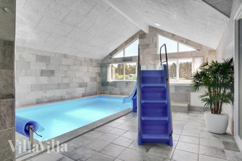 Sommerhus 490 er indrettet med en lækker poolafdeling med vandrutsjebane, dejlig stor indbygget spabad og sauna