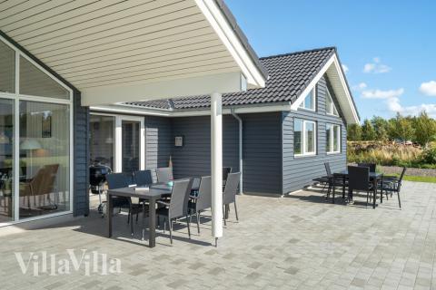 Nyd en grillaften på terrassen i luksushus nr. 490 i Lolland/Falster/Møn