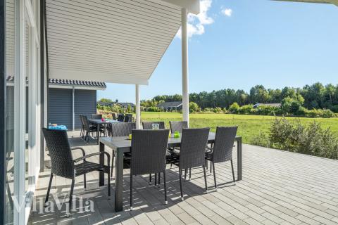 Luksushus nr. 490 har en dejlig terrasse med gode havemøbler til 18 personer.