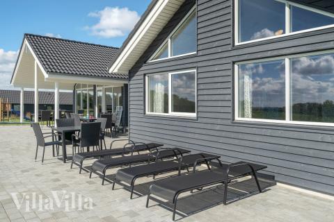 Stor terrasse ved luksushus nr. 490 i Lolland/Falster/Møn.