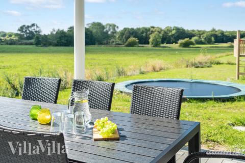 På terrassen i sommerhus nr. 490 er der plads til 18 personer.