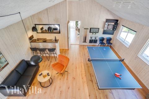 Luksushus 494 til 18 personer byder på et stort aktivitetsrum med bl.a. billard og dart