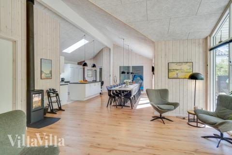 Det store lyse opholdrum i luksushus nr. 494 til 18.