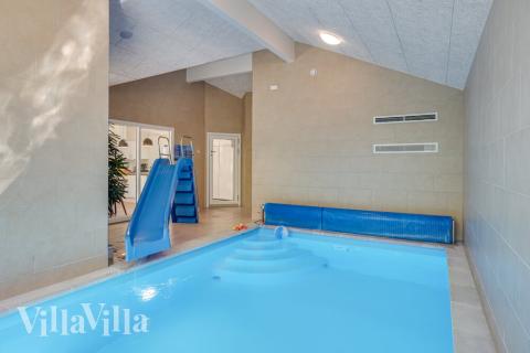 Sommerhus 494 er indrettet med en lækker poolafdeling med vandrutsjebane, dejlig stor indbygget spabad og sauna