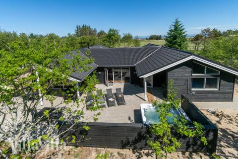 I det attraktive aktivitesrum i luksushus nr. 494 i Nordjylland  er der masser af udendørs aktiviteter, f.eks. legetårn og gynge