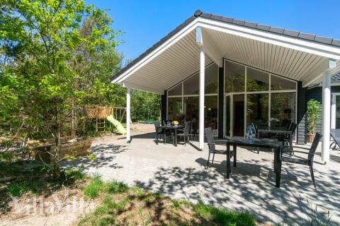 Luksushus nr. 494 har en dejlig terrasse med gode havemøbler til 18 personer.