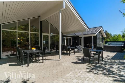Nyd en grillaften på terrassen i luksushus nr. 494 i Nordjylland