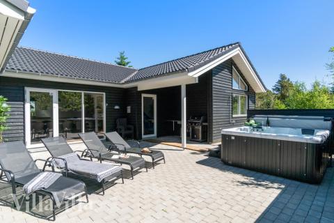 På terrassen i sommerhus nr. 494 er der plads til 18 personer.