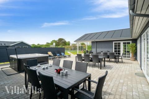 På terrassen i sommerhus nr. 500 er der plads til 26 personer.