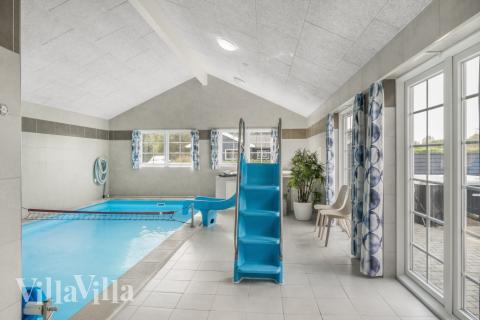 Sommerhus 500 er indrettet med en lækker poolafdeling med vandrutsjebane, dejlig stor indbygget spabad og sauna