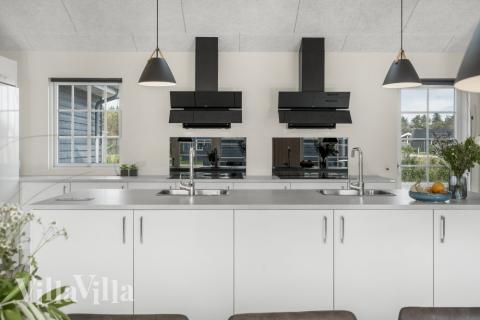 Køkkenet i luksushus nr. 500 er udstyrret, så I let kan lave mad til 26 personer.