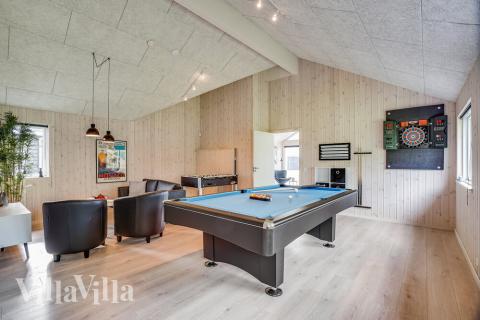 Luksushus 492 til 18 personer byder på et stort aktivitetsrum med bl.a. billard og dart