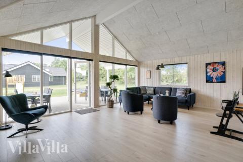 Det store lyse opholdrum i luksushus nr. 492 til 18.