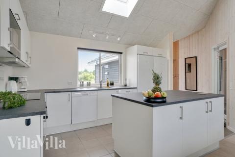 Køkkenet i luksushus nr. 492 er udstyrret, så I let kan lave mad til 18 personer.