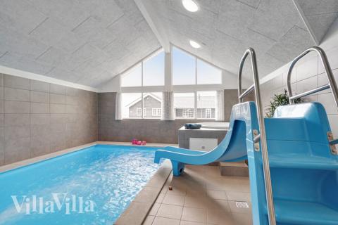 Sommerhus 492 er indrettet med en lækker poolafdeling med vandrutsjebane, dejlig stor indbygget spabad og sauna