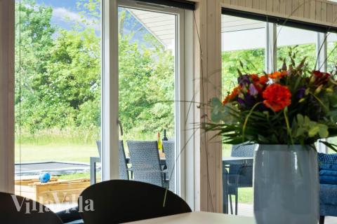 I kan sagtens side 18 personer sammen i sommerhusets opholdsrum, når I besøger luksushus 492 i Østjylland.