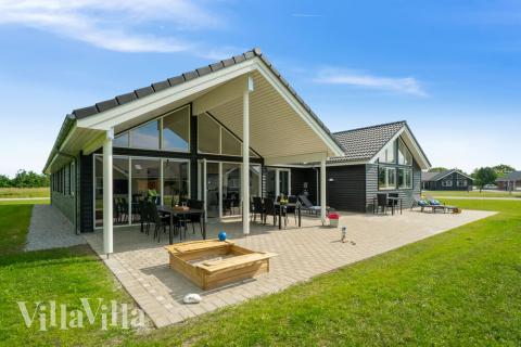 På terrassen i sommerhus nr. 492 er der plads til 18 personer.