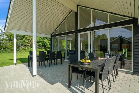 Luksushus nr. 492 har en dejlig terrasse med gode havemøbler til 18 personer.