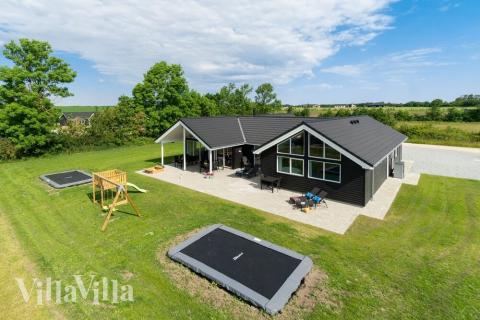 Dette skønne poolhus nr. 492 med plads til 18 personer ligger i Østjylland