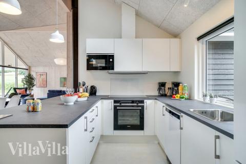 Køkkenet i luksushus nr. 501 er udstyrret, så I let kan lave mad til 14 personer.