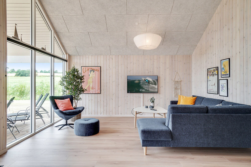 Sofaen i luksushus 501 i Nordsjælland indbyder til brætspil eller at se en film sammen.