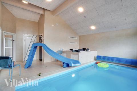 Sommerhus 501 er indrettet med en lækker poolafdeling med vandrutsjebane, dejlig stor indbygget spabad og sauna