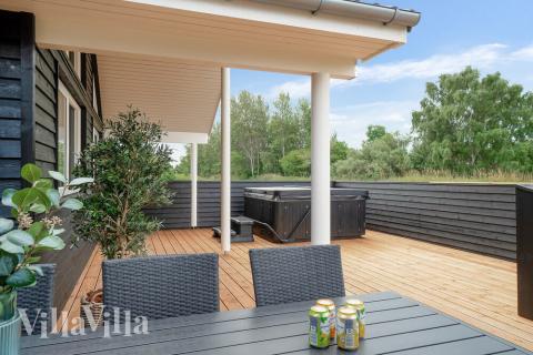 På terrassen i sommerhus nr. 501 er der plads til 14 personer.