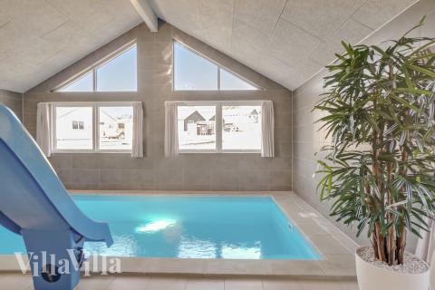 Sommerhus 504 er indrettet med en lækker poolafdeling med vandrutsjebane, dejlig stor indbygget spabad og sauna