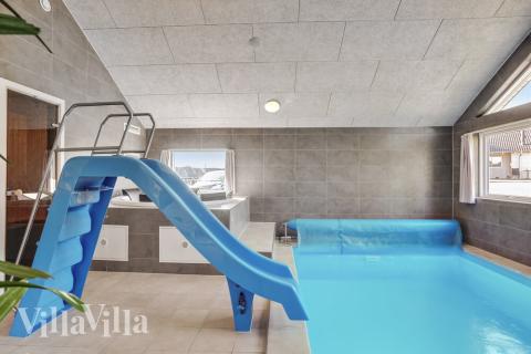 Den lækre pool i luksushuse nr. 504 til 14 personer