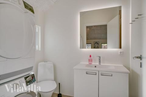 Der er bad med brus i luksushus nr. 504 til 14 personer.