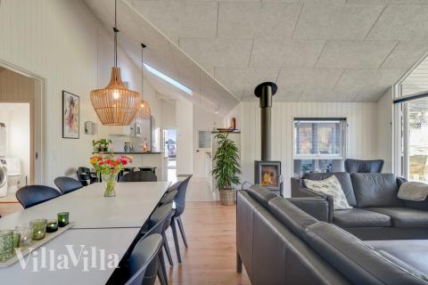 I kan sagtens side 14 personer sammen i sommerhusets opholdsrum, når I besøger luksushus 504 i Nordsjælland.