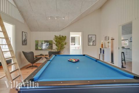 Luksushus 504 til 14 personer byder på et stort aktivitetsrum med bl.a. billard og dart