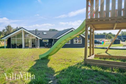 I det attraktive aktivitesrum i luksushus nr. 504 i Nordsjælland  er der masser af udendørs aktiviteter, f.eks. legetårn og gynge