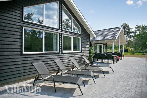 Luksushus nr. 726 har en dejlig terrasse med gode havemøbler til 18 personer.