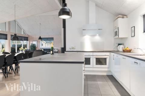 Køkkenet i luksushus nr. 726 er udstyrret, så I let kan lave mad til 18 personer.