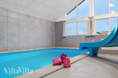 Sommerhus 726 er indrettet med en lækker poolafdeling med vandrutsjebane, dejlig stor indbygget spabad og sauna