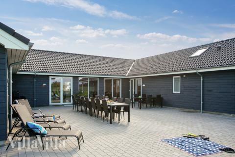 Luksushus nr. 730 har en dejlig terrasse med gode havemøbler til 24 personer.