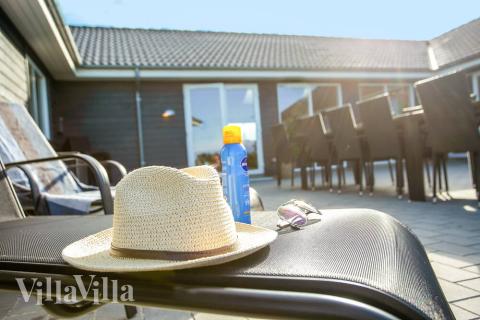 I det attraktive aktivitesrum i luksushus nr. 730 i Tyskland  er der masser af udendørs aktiviteter, f.eks. legetårn og gynge