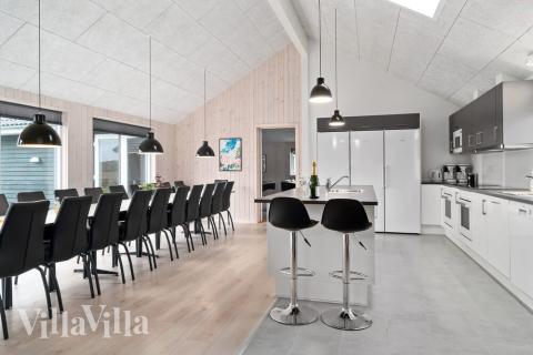 Det store lyse opholdrum i luksushus nr. 730 til 24.