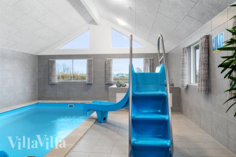 Den lækre pool i luksushuse nr. 727 til 24 personer