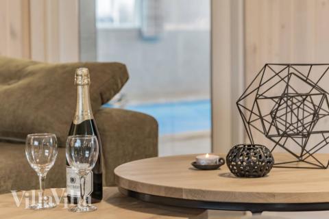 Sofaen i luksushus 727 i Tyskland indbyder til brætspil eller at se en film sammen.