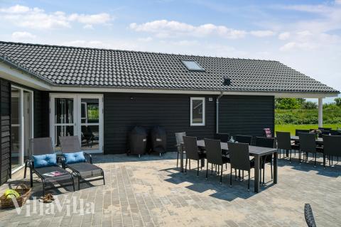 Luksushus nr. 728 har en dejlig terrasse med gode havemøbler til 24 personer.