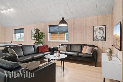 Luksushus 728 til 24 personer byder på et stort aktivitetsrum med bl.a. billard og dart