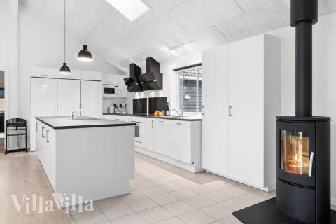 Køkkenet i luksushus nr. 728 er udstyrret, så I let kan lave mad til 24 personer.