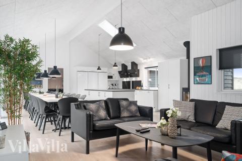 Det store lyse opholdrum i luksushus nr. 728 til 24.